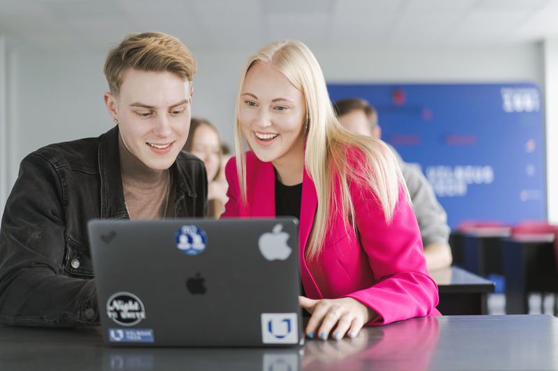Vis daugiau žmonių grįžta į universitetą „klausytojo“ statusu: patogu derinti darbą ir studijas